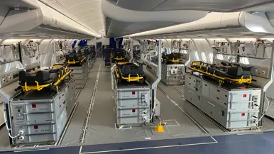 De binnenkant van de medevac-MRTT met zestien IC-bedden.