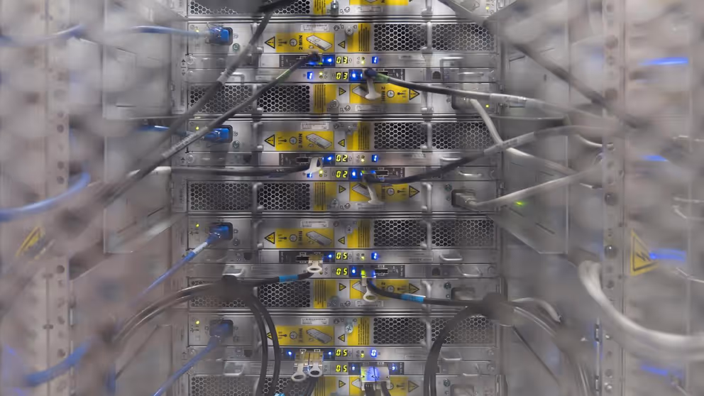 Een datanetwerk met kabels.