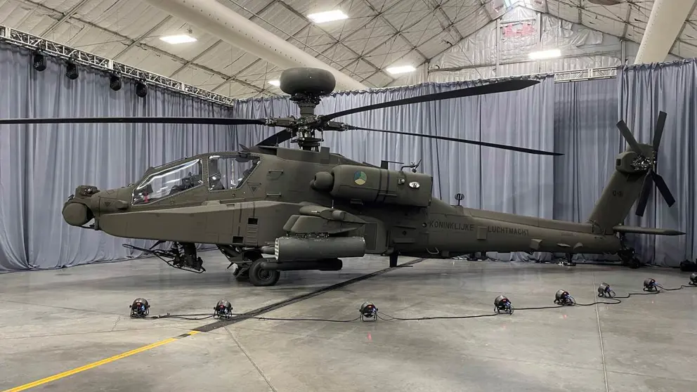 Een Apache-gevechtshelikopter in een hangaar.