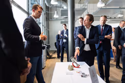 De staatssecretaris krijgt een toelichting. 