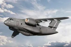 Een Embraer-vliegtuig in blauwe lucht omringd door witte wolken.
