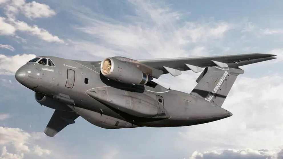 C-390 militair transportvliegtuig met blauwe lucht en wolken op de achtergrond.