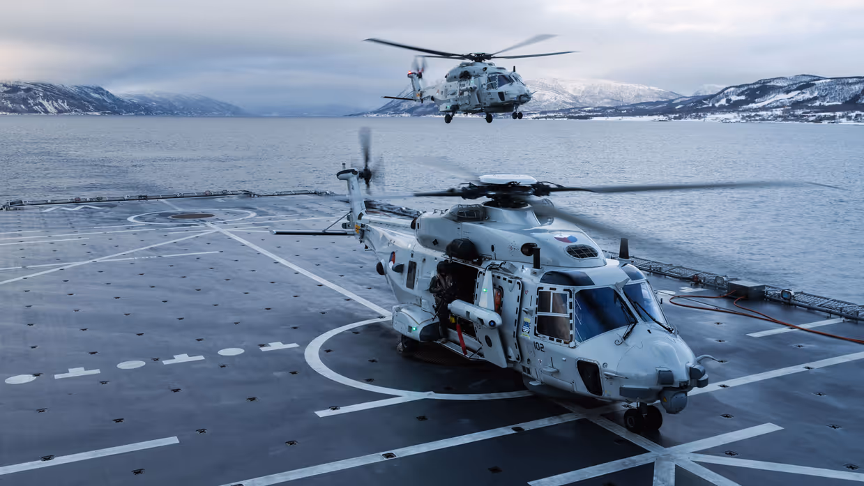 Helikopter op het dek van een marineschip.