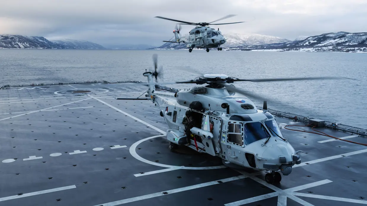 Helikopter op het dek van een marineschip.