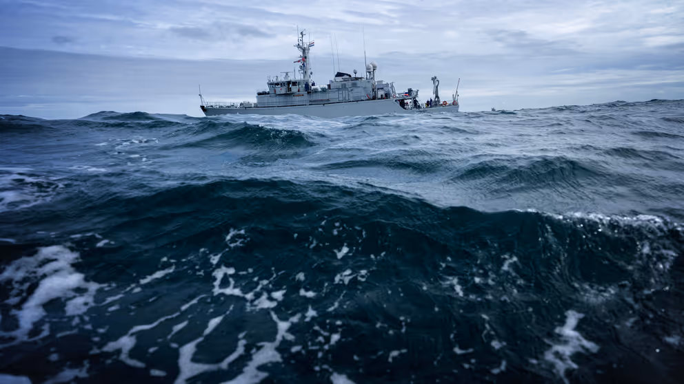 Een marineschip op zee. 