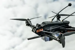 Een maritieme drone in de lucht.