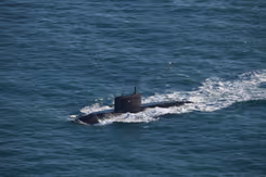 De Russische onderzeeboot Novorossiysk, toen die eerder dit jaar ook al door de Nederlandse marine werd geëscorteerd.