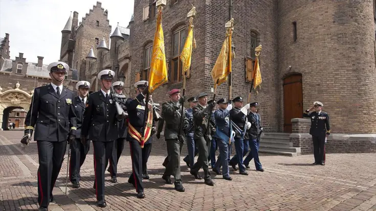 De vaandelwacht marcheert het Binnenhof op.