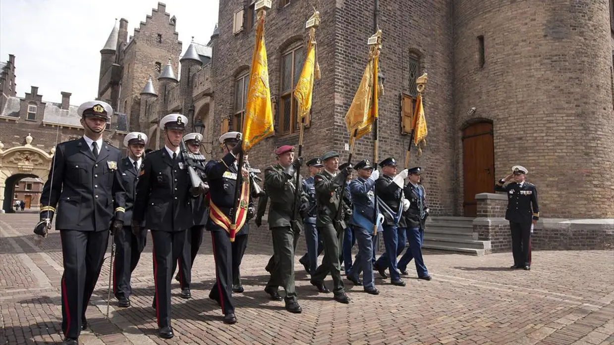 De vaandelwacht marcheert het Binnenhof op.