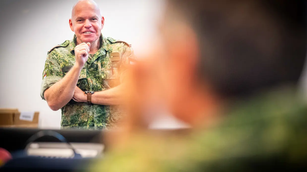 Een lachende militair van de landmacht.