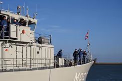 De voorkant van Zr.Ms. Schiedam met een aantal mariniers.