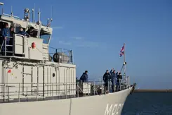 De voorkant van Zr.Ms. Schiedam met een aantal mariniers.