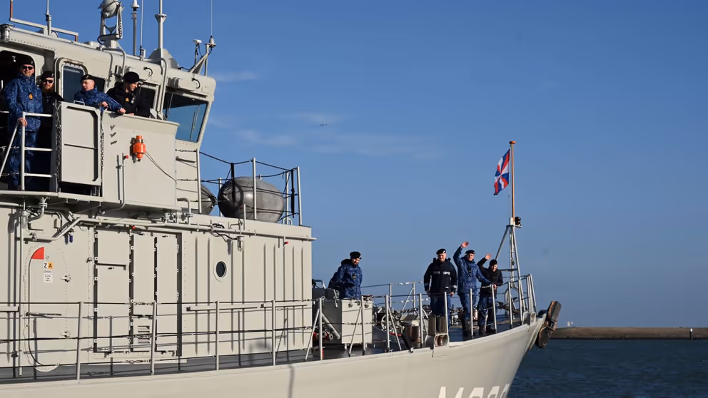 De voorkant van Zr.Ms. Schiedam met een aantal mariniers.