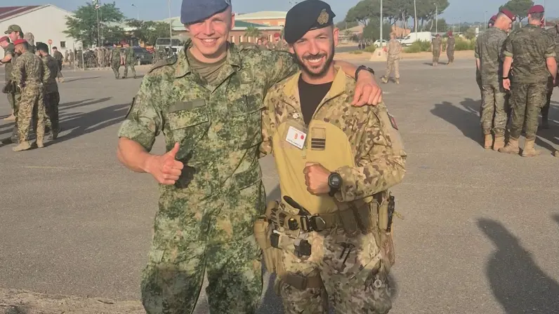 Eerste luitenant Gijs met een Portugese pelotonscommandant.