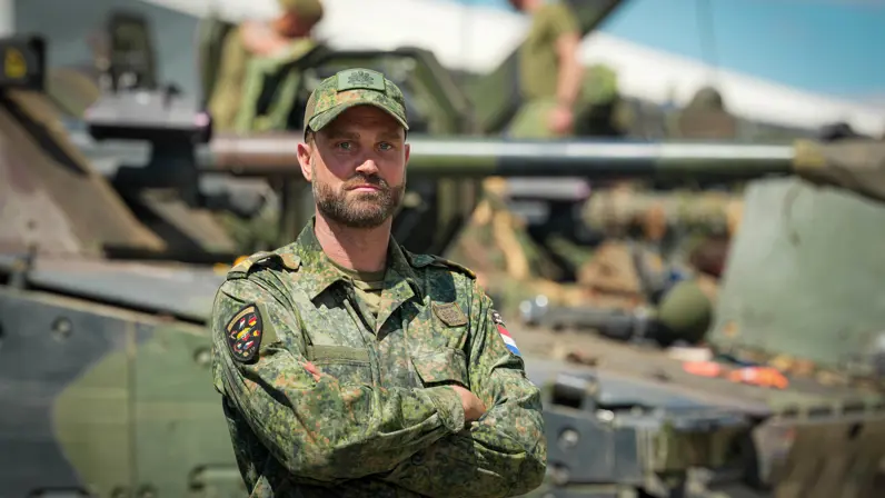  Een portretfoto van sergeant-1 Frank.