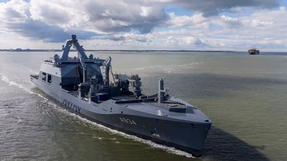 Zr. Ms. Den Helder op volle zee