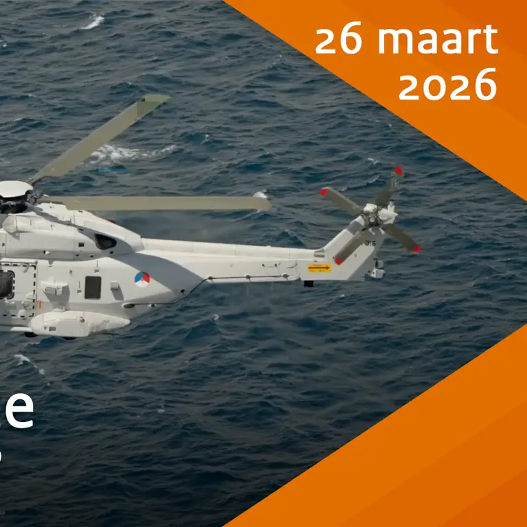 Beeld Defensiejournaal. NH90 boven zee. Tekst: Wat zoeken ze onder water. 26 maart 2026.