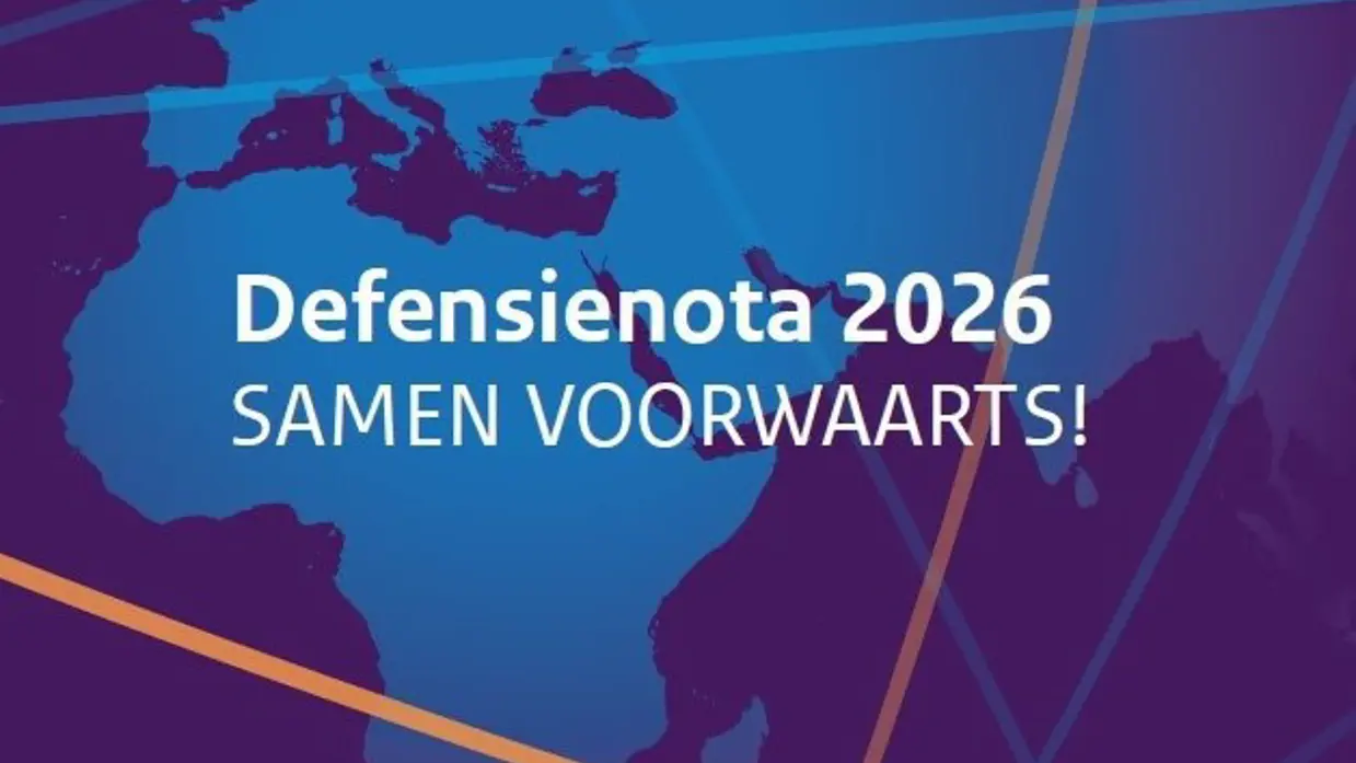 Een paars vlak met daarop de tekst ‘Defensienota 2026’. Daaronder in blokletters de tekst ‘SAMEN VOORWAARTS!’. 