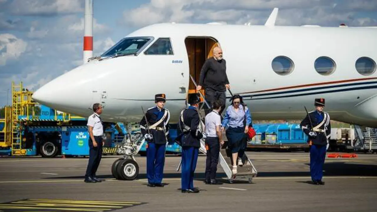 Een delegatie komt aan op Schiphol.