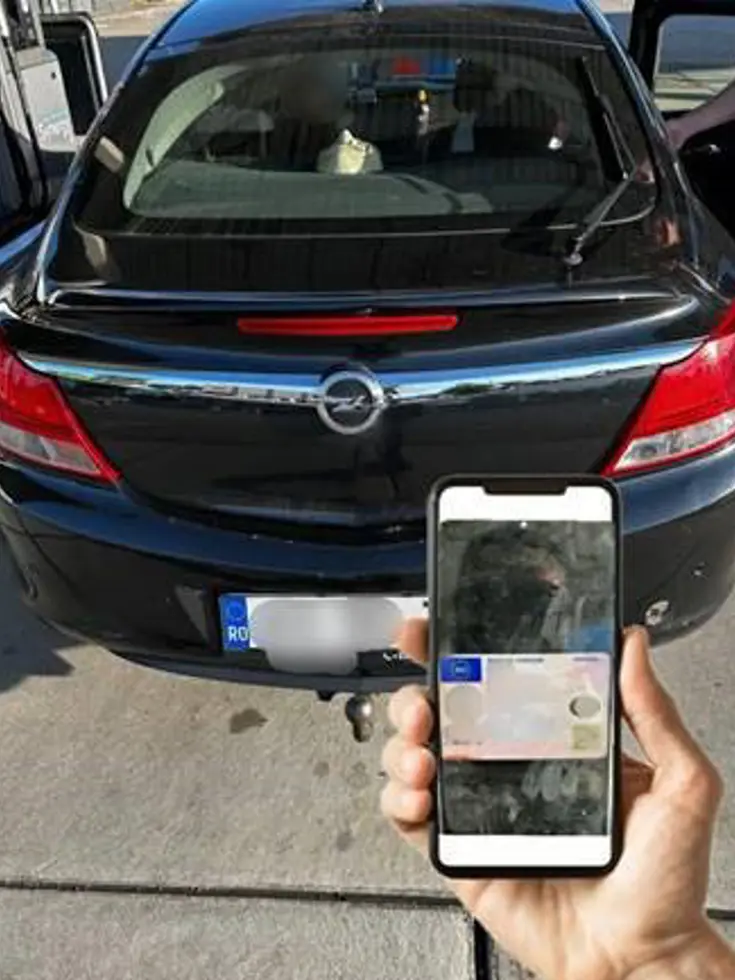  Een telefoon maakt een foto van een auto