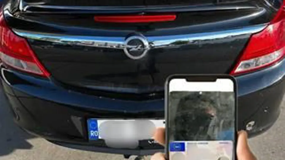  Een telefoon maakt een foto van een auto