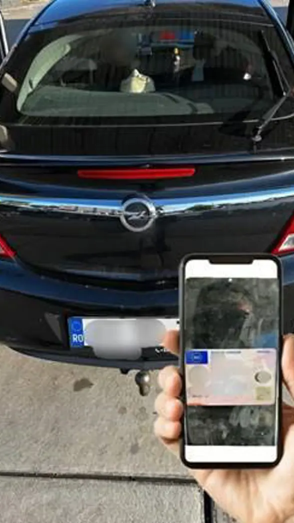  Een telefoon maakt een foto van een auto