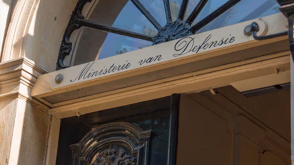 Voordeur van het ministerie van Defensie.