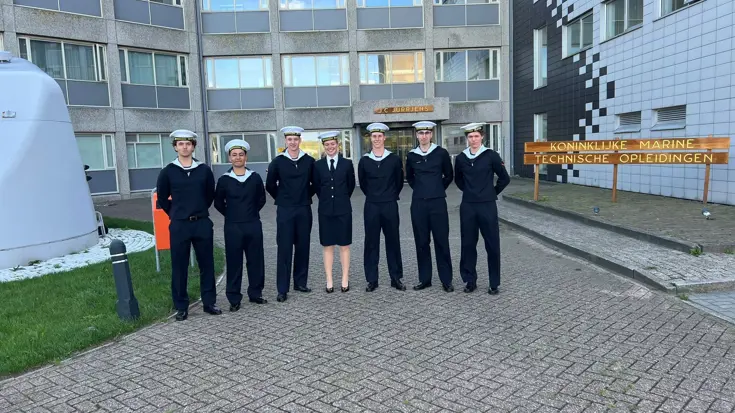 De nieuwe lichting dienjaar militairen op een rij voor het gebouw van de marine opleidingen.