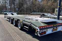 Dieplader van Defensie vanaf achteren gefotografeerd