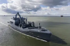 Marineschip vaart op zee. 