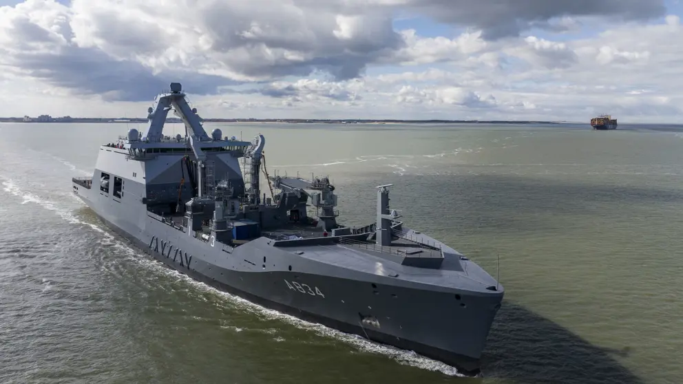 Marineschip vaart op zee. 