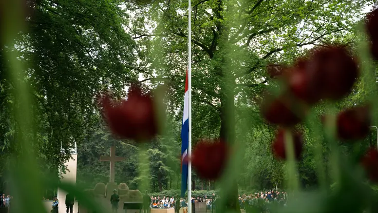 Nederlandse vlag hangt halfstok op Militair Ereveld Grebbeberg 