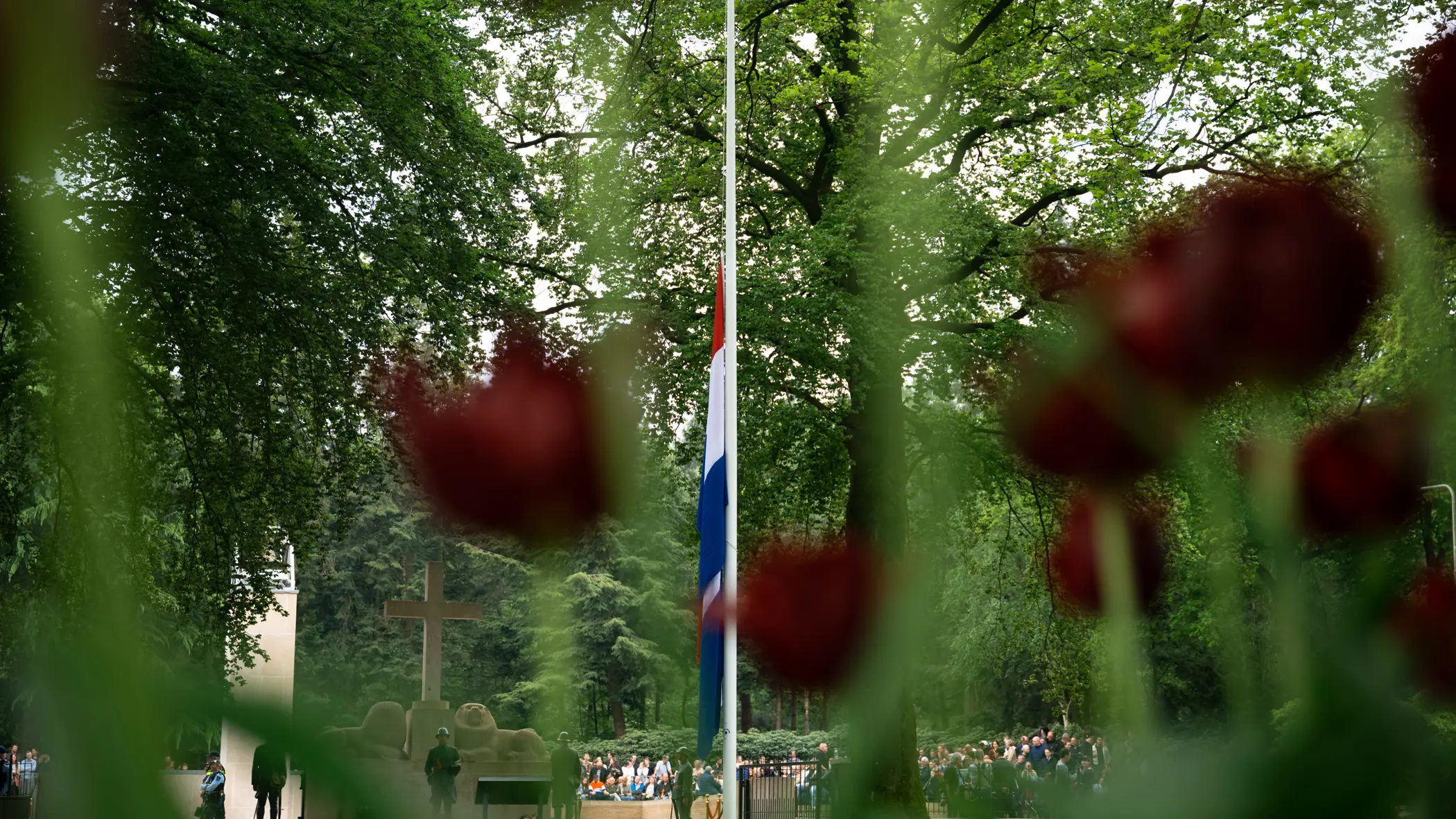 Nederlandse vlag hangt halfstok op Militair Ereveld Grebbeberg 