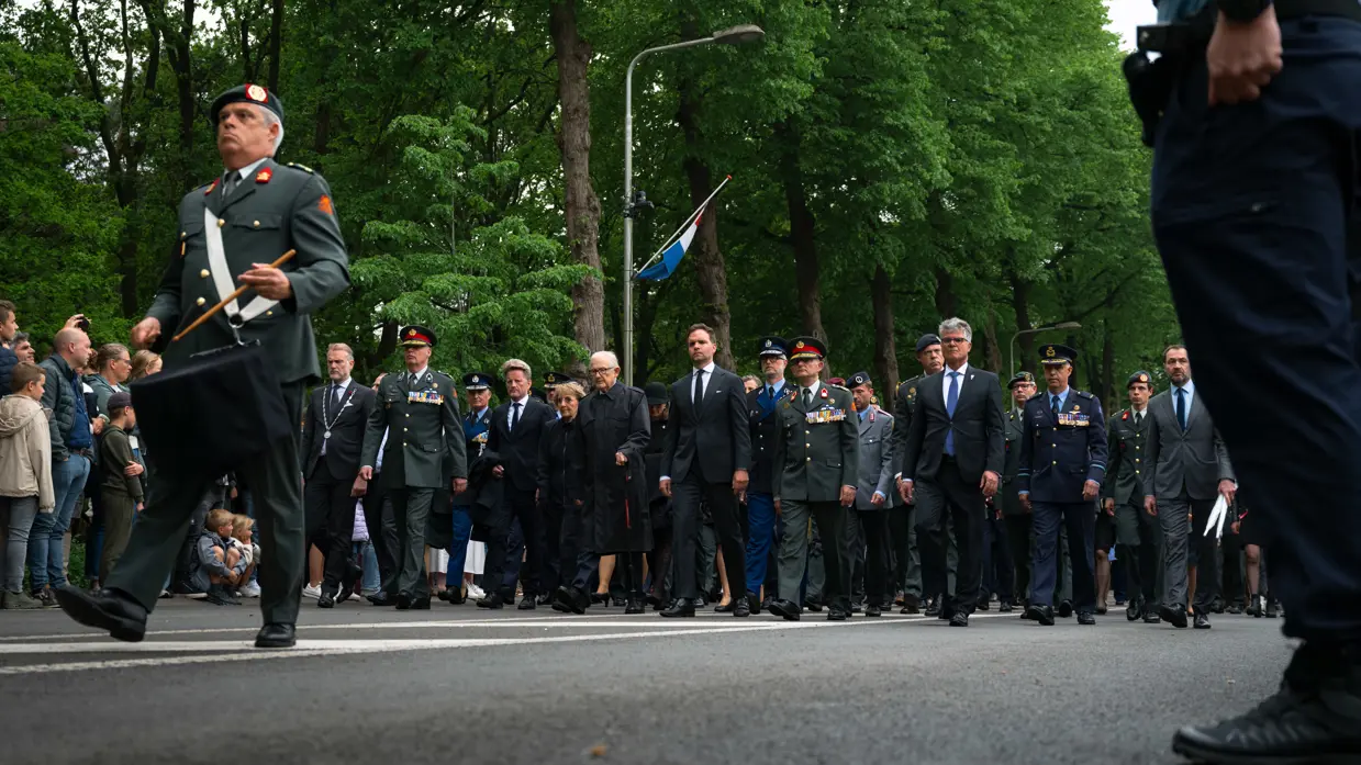  stille tocht komt aan op de Grebbeberg Prinses Margriet, prof. mr. Pieter van Vollenhoven en prins-Christiaan lopen over de erebegraafplaats. 
