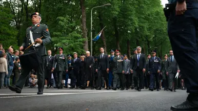  stille tocht komt aan op de Grebbeberg Prinses Margriet, prof. mr. Pieter van Vollenhoven en prins-Christiaan lopen over de erebegraafplaats. 