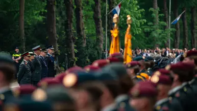 Adjudant Cor Binsma loopt met het vaandel   De vaandels tijdens de herdenking 