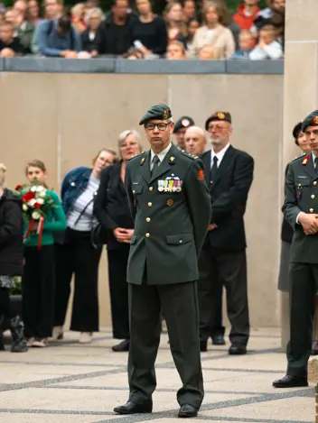 Overste Van Nugteren tijdens de Dodenherdenking. 