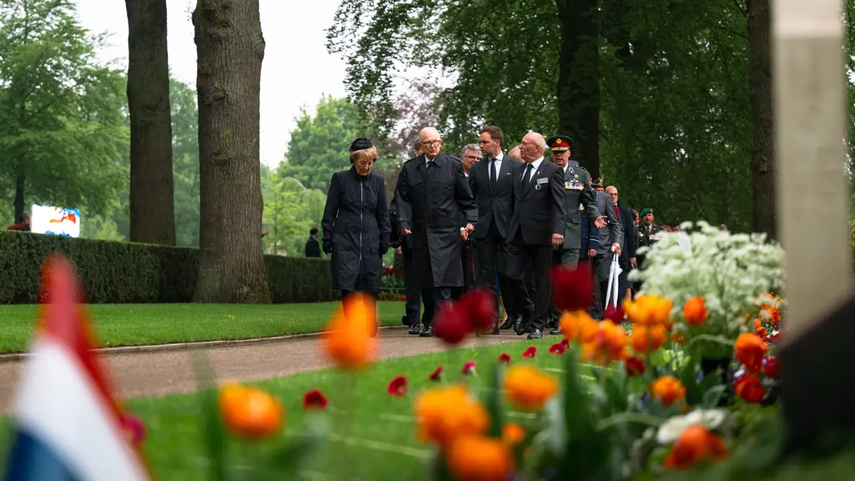  stille tocht komt aan op de Grebbeberg Prinses Margriet, prof. mr. Pieter van Vollenhoven en prins-Christiaan lopen over de erebegraafplaats. 
