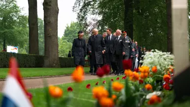  stille tocht komt aan op de Grebbeberg Prinses Margriet, prof. mr. Pieter van Vollenhoven en prins-Christiaan lopen over de erebegraafplaats. 