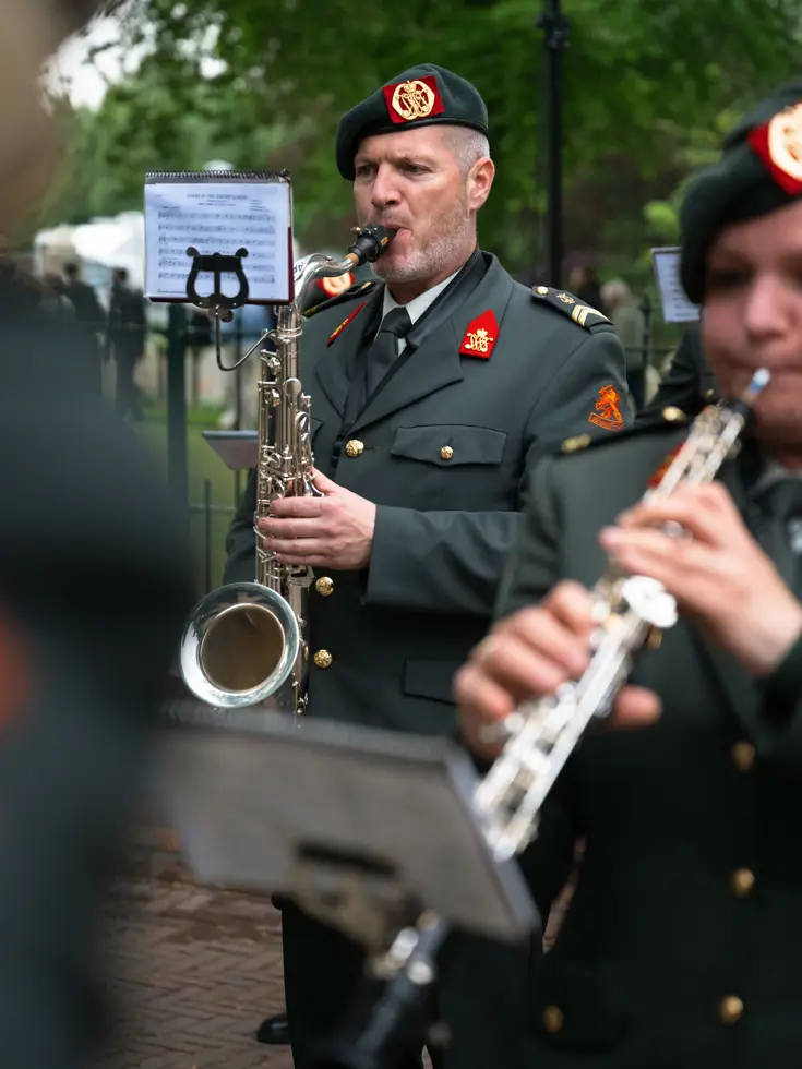 Sergeant-majoor Egon Smit speelt saxofoon tijdens herdenking. 