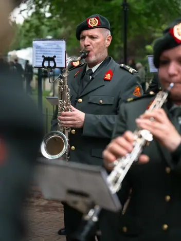 Sergeant-majoor Egon Smit speelt saxofoon tijdens herdenking. 