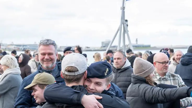 Tromp-bemanning en familie nemen afscheid.