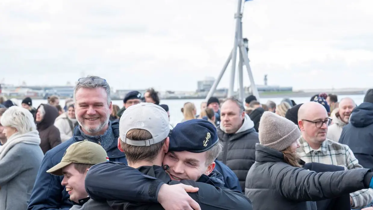 Tromp-bemanning en familie nemen afscheid.