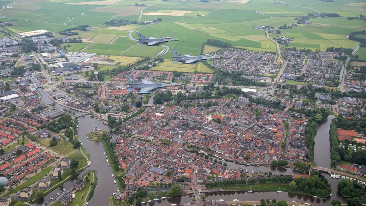 3 F-16's vliegen in formatie de Elfstedentocht, hier boven Dokkum.