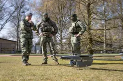 De CDS kijkt met andere militairen naar een drone. 