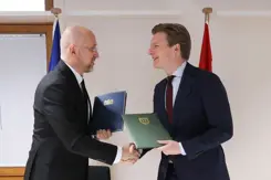 De defensieministers van Oekraine en Nederland schudden elkaar de hand.