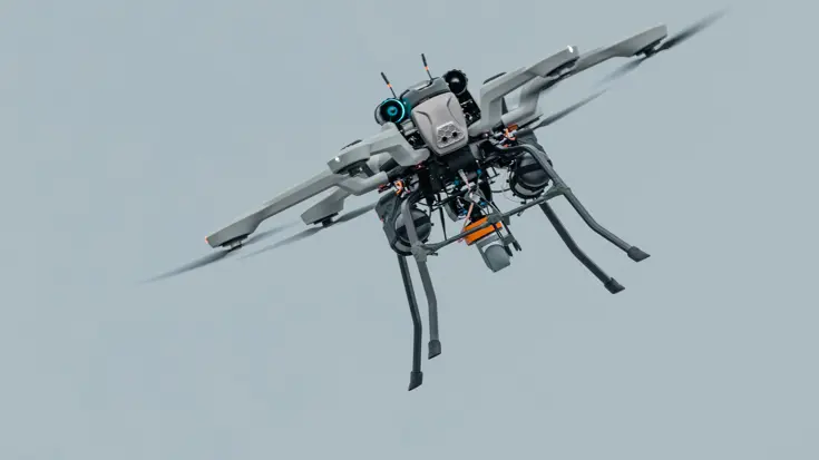 Een vliegende drone aangedreven door 4 propellers en voorzien van een camera. 