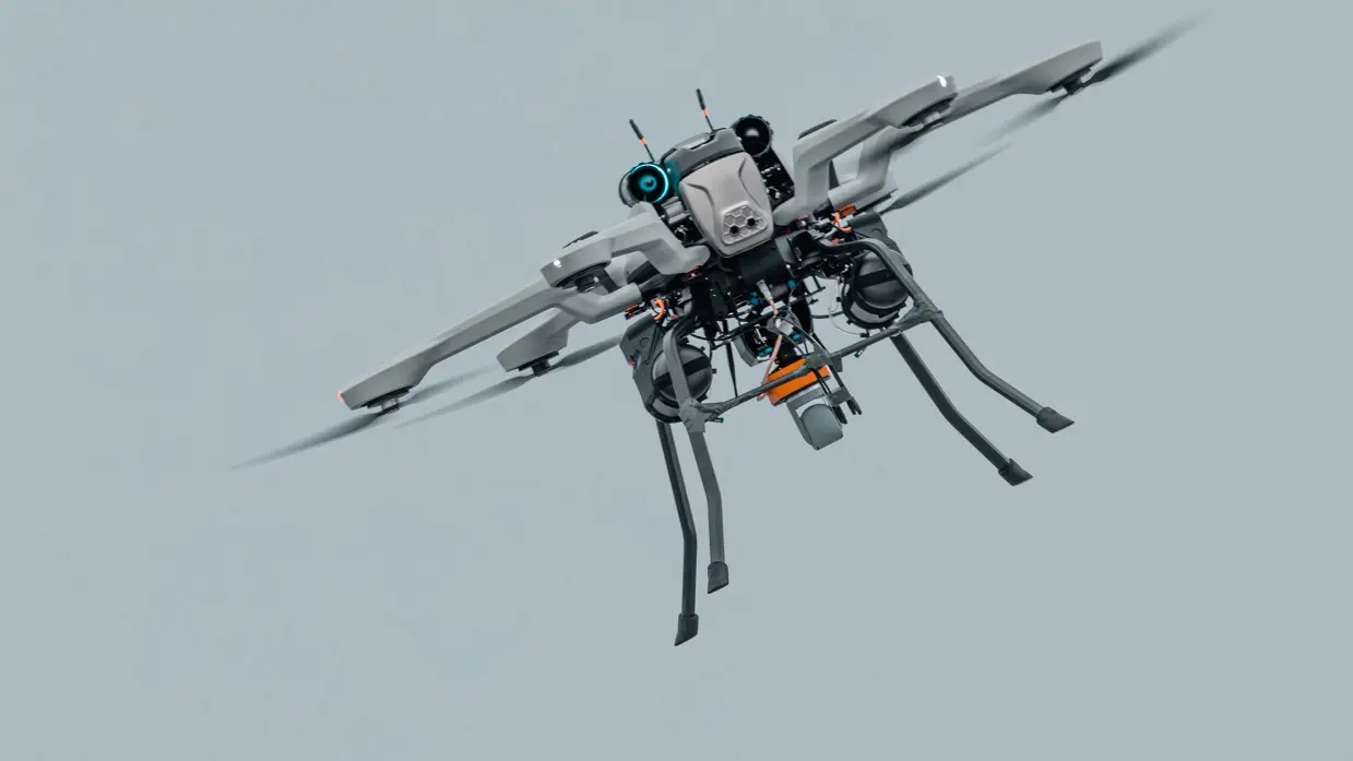 Een vliegende drone aangedreven door 4 propellers en voorzien van een camera. 