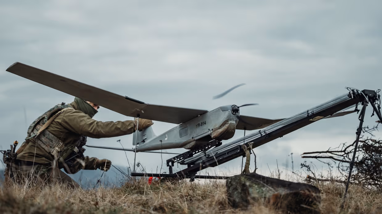 Een drone wordt klaargemaakt voor vertrek.