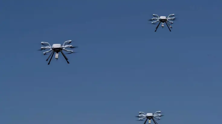 Een groep drones in de lucht.